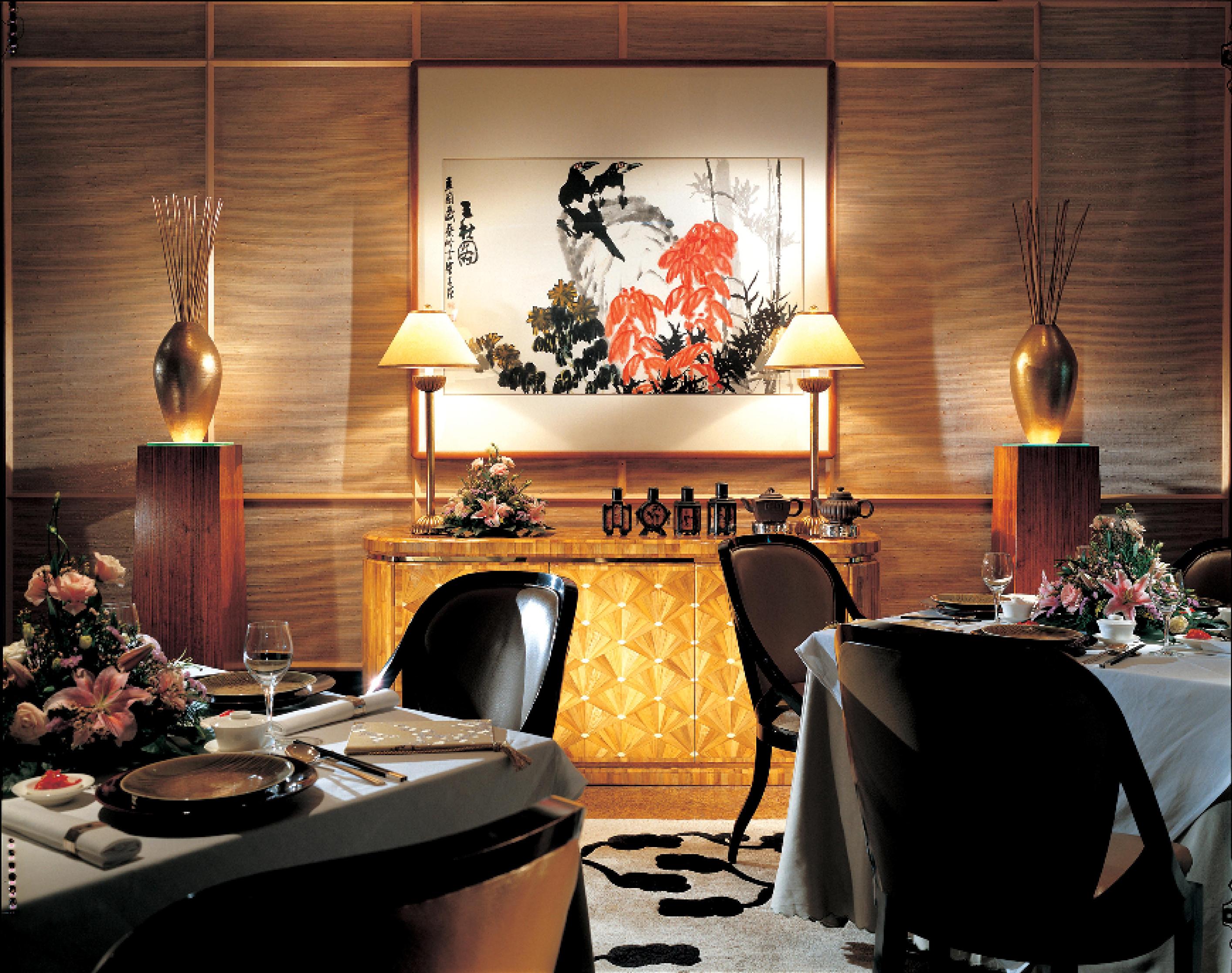 Summer_Pavilion_restaurant,_The_Ritz-Carlton_Millenia_Singapore_-_20110928